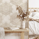 Elegant tapet med mandala-mønster i sandguld - Bloomery Decor