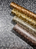 Papel pintado no tejido hexagonal, azulejo metálico aspecto moderno, geométrico brillante en oro