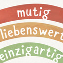 Kinderzimmer-Tapete mit Regenbogen und Selbstliebe-Sprüchen