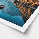 Plakat drewniana kładka nad jeziorem Braies w Dolomitach