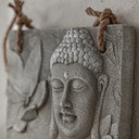 Buddha Wandskulptur mit Blumen in Steinoptik - mit Seil - 39,5x55 cm