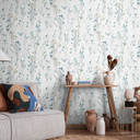 Non-woven tapet med skira ängsblommor i blått och vitt som en blommig naturtapet