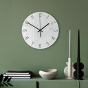 Elegant glasvægur i hvidt marmorlook med sorte tal Ø30 cm