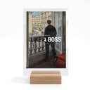 Akrylglas borddekoration Like a Boss - Inspireret af Caillebotte - Ung mand ved vinduet