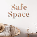 napis 3D Safe Space - dekoracja drewniana mahoń