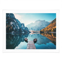 Plakat drewniana kładka nad jeziorem Braies w Dolomitach