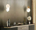 Non-woven tapet i skinnende striber som akustikpaneler i guldmetal-look