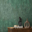 Non-woven tapet med metallic effekt i grønt ensfarvet struktureret tapet design
