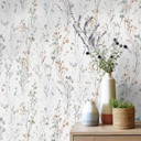 Icke-vävd tapet med skira ängsblommor i mint aprikos som blommig naturtapet
