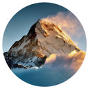 Naklejka na ścianę Wschód słońca nad ośnieżoną górą - Annapurna Himal - Okrągła