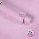 Fortryl børneværelset med et dyre- og stjernetapet i rosa, hvid og gul.