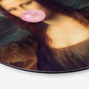 Vægcirkel Taudalpoi - Mona Lisa med tyggegummi – print på aluminium (Alu-Dibond)