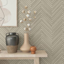 Non-woven tapet med sildebensmønster og trælook beige trælook