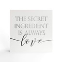 Billede af træ til at sætte op - Den hemmelige ingrediens er altid kærlighed - 15x15 cm