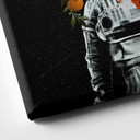 Obraz na płótnie astronauta z kompozycją kwiatową - Nicebleed