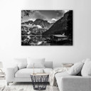Canvasbillede, Hytte ved en bjergsø - sort og hvid