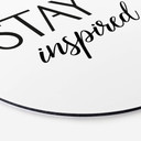 Vægcirkel Stay Inspired – print på aluminium (Alu-Dibond)