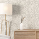 Tapet med mønster Urban Jungle tropiske blade creme - Bloomery Decor