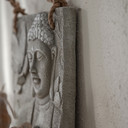 Buddha Wandskulptur mit Blumen in Steinoptik - mit Seil - 39,5x55 cm