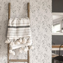 Tapet med grafisk blomstermønster - blomstermark i sort og hvid