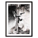 Plakat Banksy'ego w Ukrainie - Handstand w ruinach