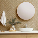 Non-woven tapet med sildebensmønster og trælook beige træeffekt