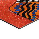Billede Smilende kvinde med orange blomster - Hülya – print på aluminium (Alu-Dibond)