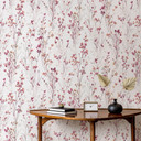 Non-woven tapet med skira ängsblommor i rosa och vitt som en blommig naturtapet