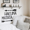 Akrylowe litery Hakuna Matata ze strzałkami