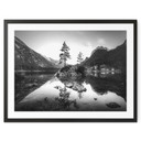 Plakat Malowniczy krajobraz z krystalicznie czystym górskim jeziorem - Hintersee