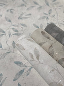 Non-woven tapet med bladmønster og metallic-effekt i hvidt blomstermønster 