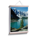 Plakat z idyllicznym górskim jeziorem