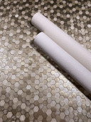 Papel pintado no tejido hexagonal, azulejo metálico aspecto moderno, geométrico brillante en oro