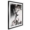 Plakat Banksy'ego w Ukrainie - Handstand w ruinach