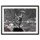 Plakat Banksy'ego w Ukrainie - Tancerka akrobatyczna
