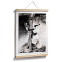 Plakat Banksy'ego w Ukrainie - Handstand w ruinach