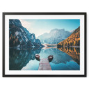 Plakat drewniana kładka nad jeziorem Braies w Dolomitach