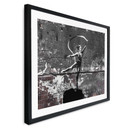 Plakat Banksy'ego w Ukrainie - Tancerka akrobatyczna