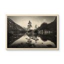 Plakat drewniany Malowniczy krajobraz z krystalicznie czystym górskim jeziorem - Hintersee