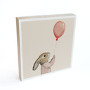 Billede af træ til at sætte op - Sød kanin med ballon - Treechild - 15x15 cm
