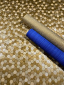Papel pintado no tejido hexagonal, azulejo metálico aspecto moderno, geométrico brillante en oro