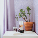 Tapet med mønster - abstrakte trekanter - violet