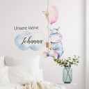 Wandtattoo Wunschname Mädchen + Kvilis - Kleines Flusspferd mit rosa Luftballon