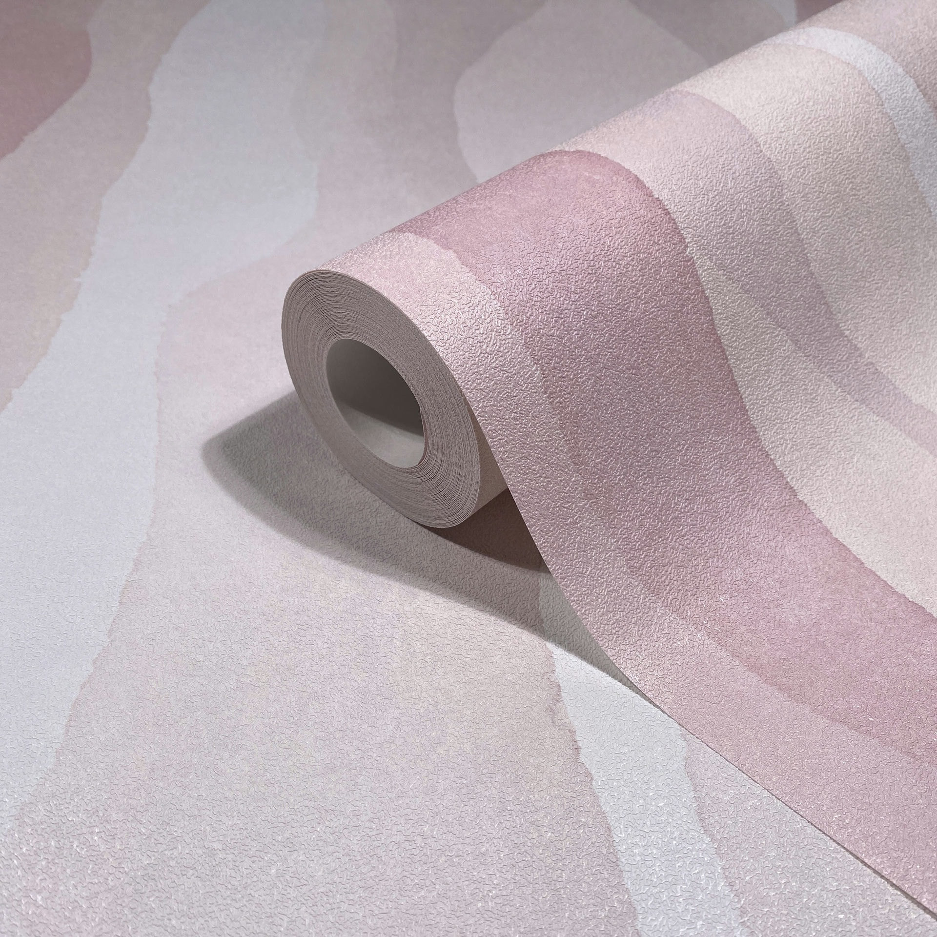 Vliesbehang in roze abstracte streep look grafisch modern