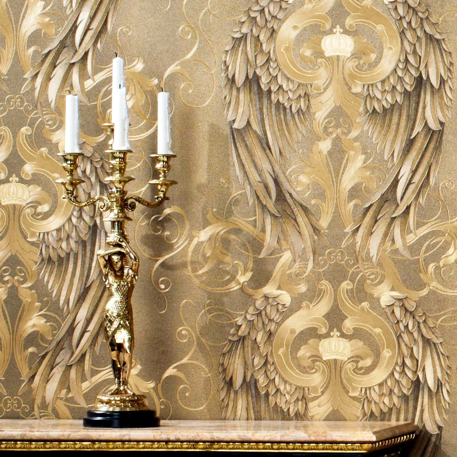 vliesbehang met glanzende vleugels goud ornament van Harald Glööckler