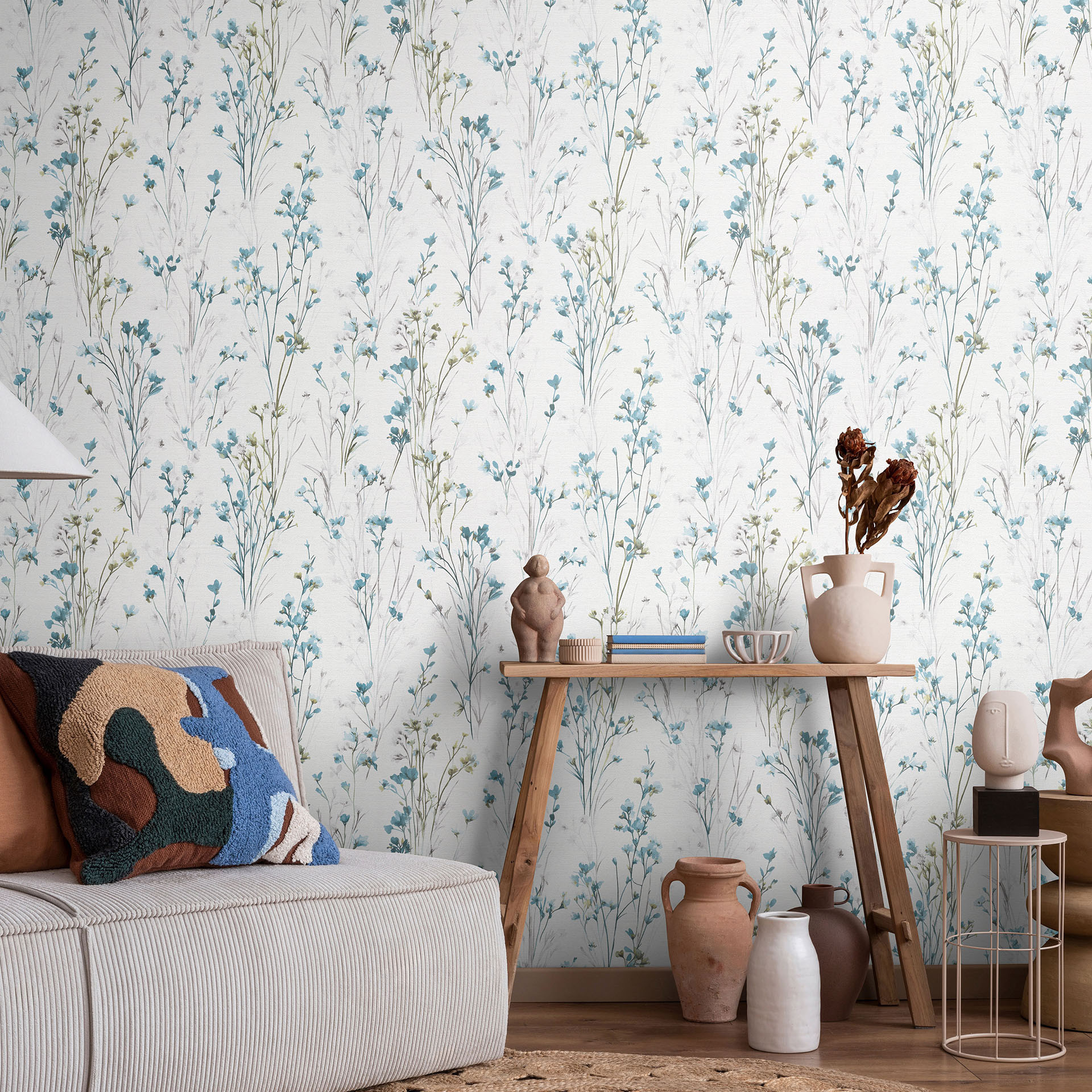 Vliesbehang met delicate weidebloemen in blauw en wit als bloemig natuurbehang