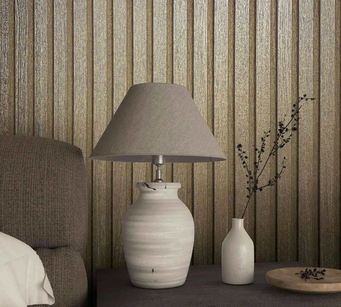 Vliesbehang in glanzende streepoptiek als akoestische panelen goud-metallic look