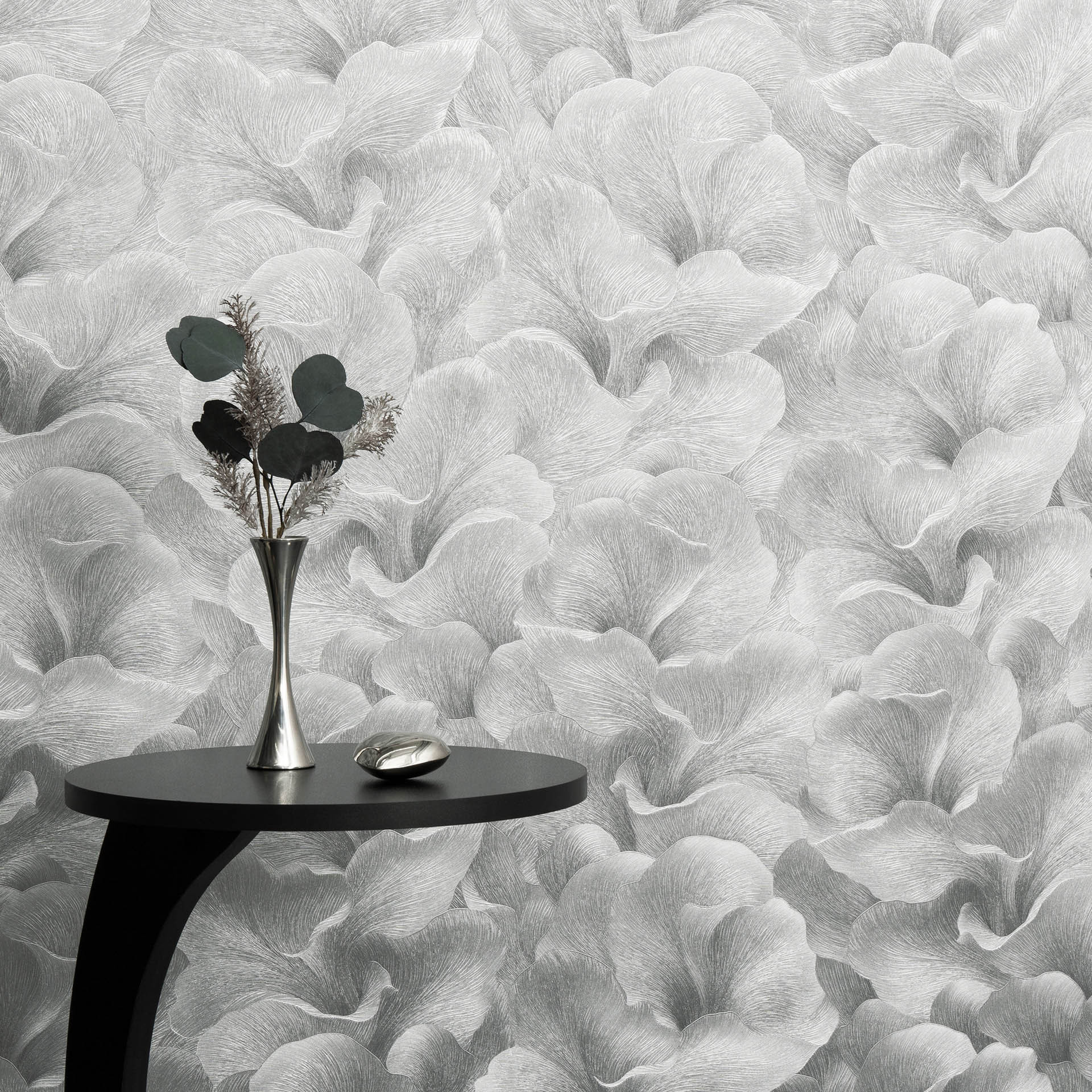 Guido Maria Kretschmer bloemmotief behang Floral Glow Fashion for Walls 5 zilver
