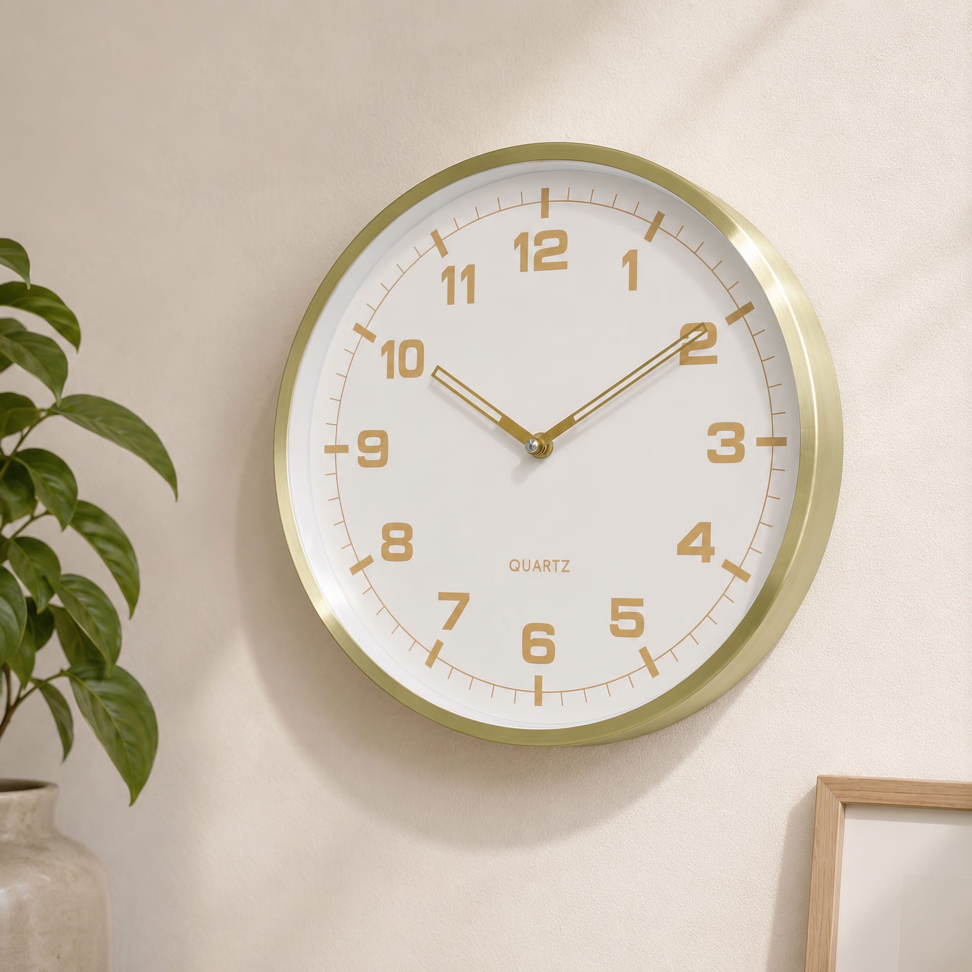 Horloge murale aluminium blanc et or, horloge à quartz ronde avec grands chiffres 30x30x4 cm