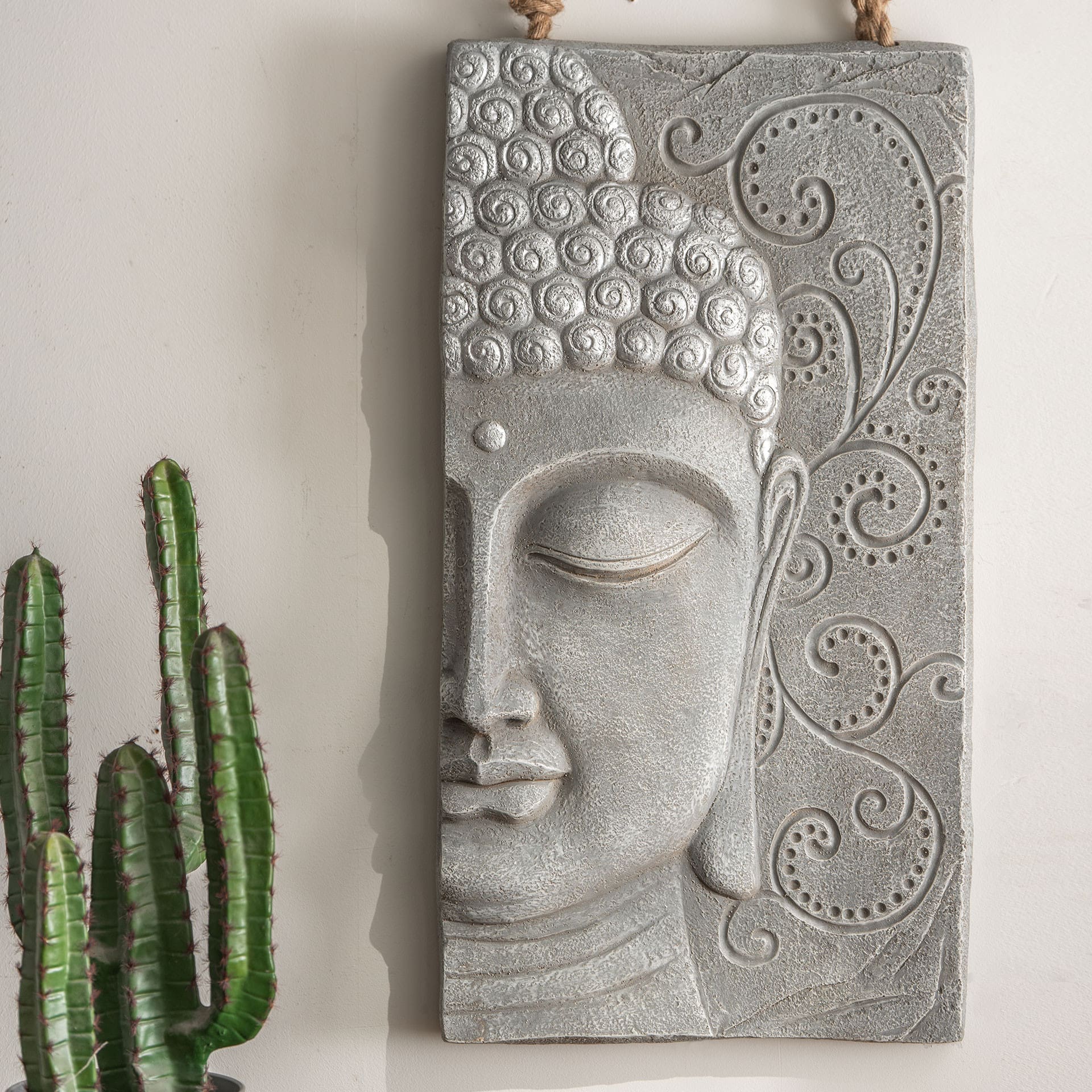 Buddha Wandskulptur - Asiatische Wanddeko aus Kunststein mit Seil - 41x78 cm